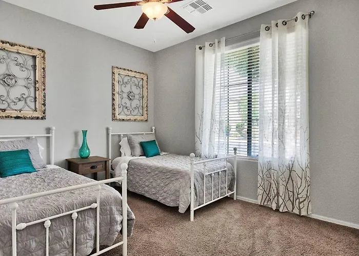 Stylish & Modern Near Downtown Gilbert!